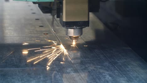 proceso de corte industrial por láser. equipo en el taller de metalurgia