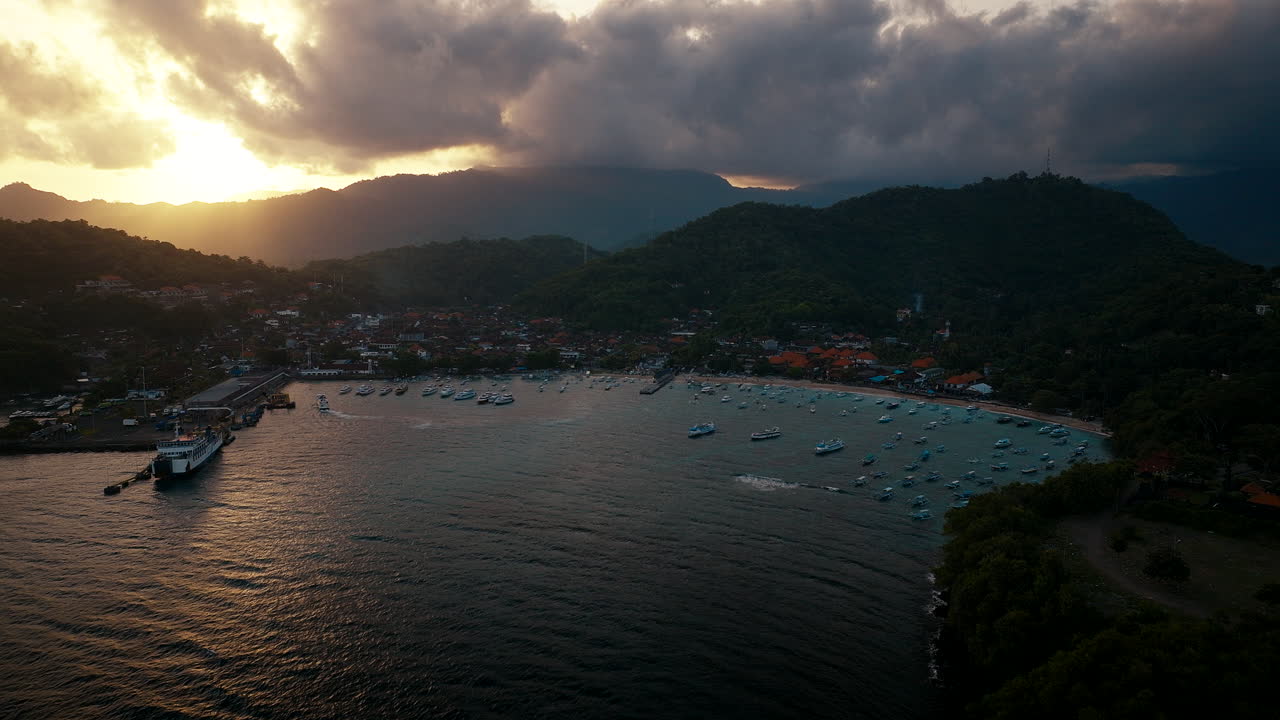 Cielo al tramonto sopra la città portuale costiera di Padangbai nel sud-est di Bali, Indonesia.