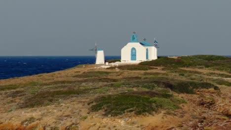 pintoresca iglesia ortodoxa en una pequeña isla en vravrona, grecia