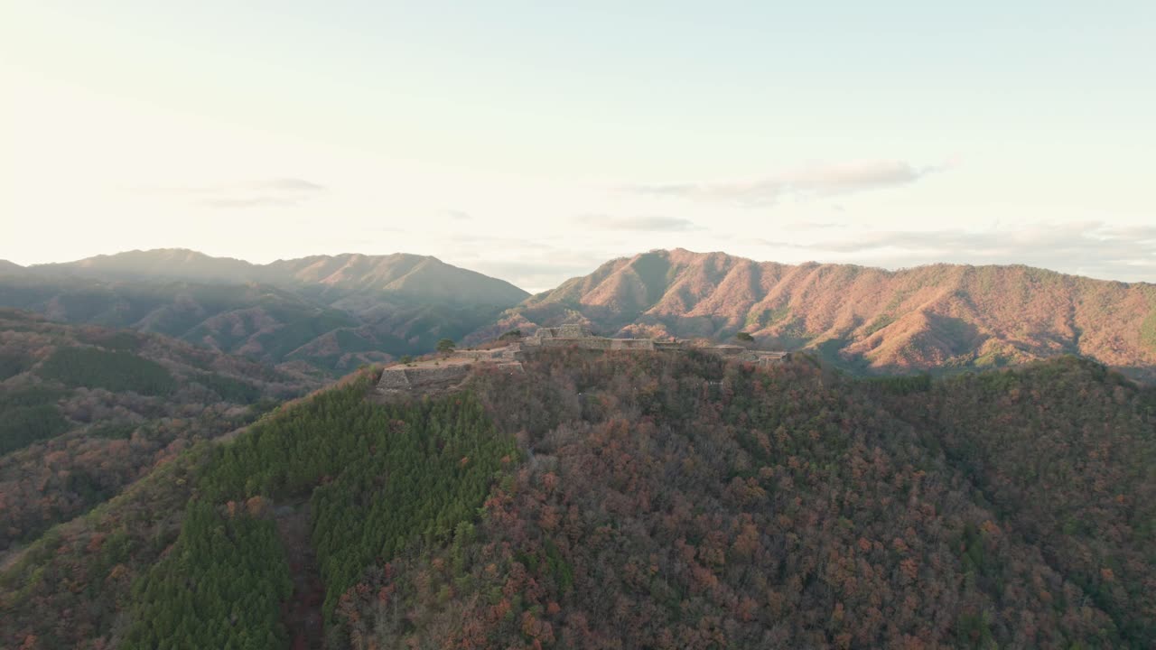 일본 성 폐허 위를 날아다니는 무인기 풍경, 산맥 스카이 라인