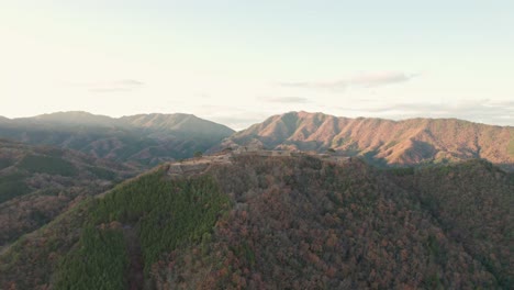 drones aéreos vuelan sobre las ruinas de castillos japoneses paisaje, horizonte de la cordillera