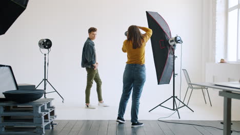 sesión de fotografía de moda en un estudio