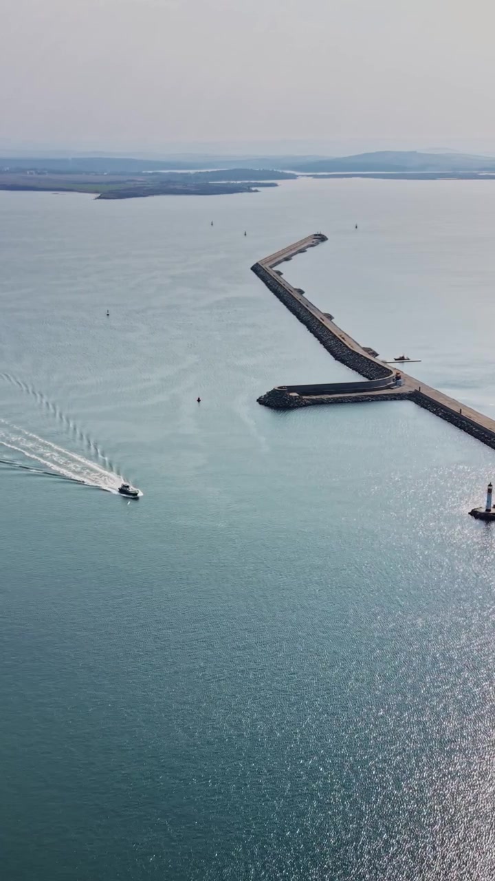 Panoramaudsigt over Burgas havn og bølgebryder.