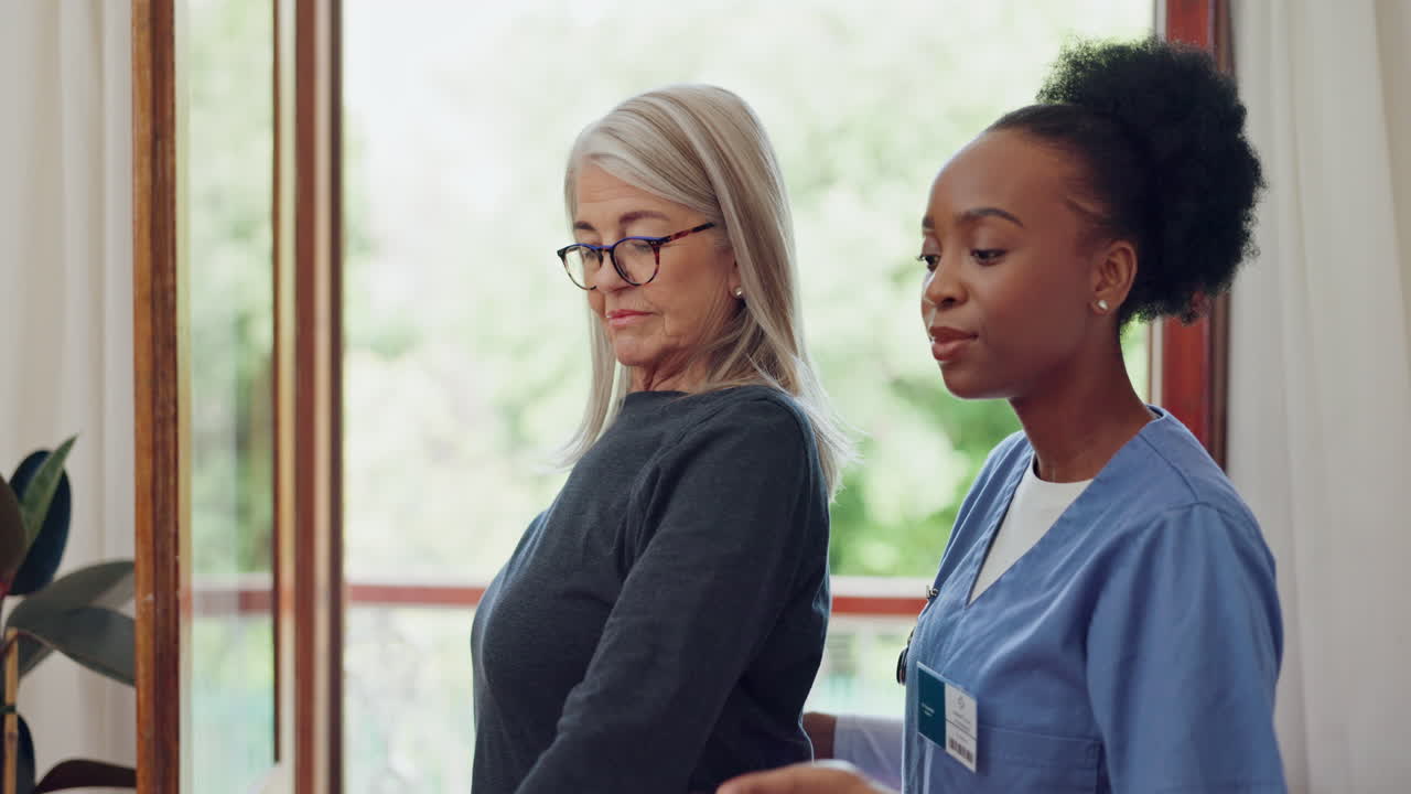 enfermera, mujer mayor y estiramiento