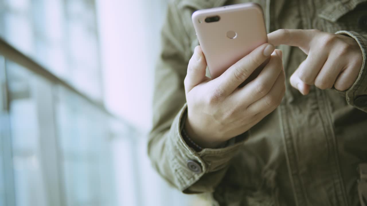 지하철역에서 스마트폰을 사용하는 남자