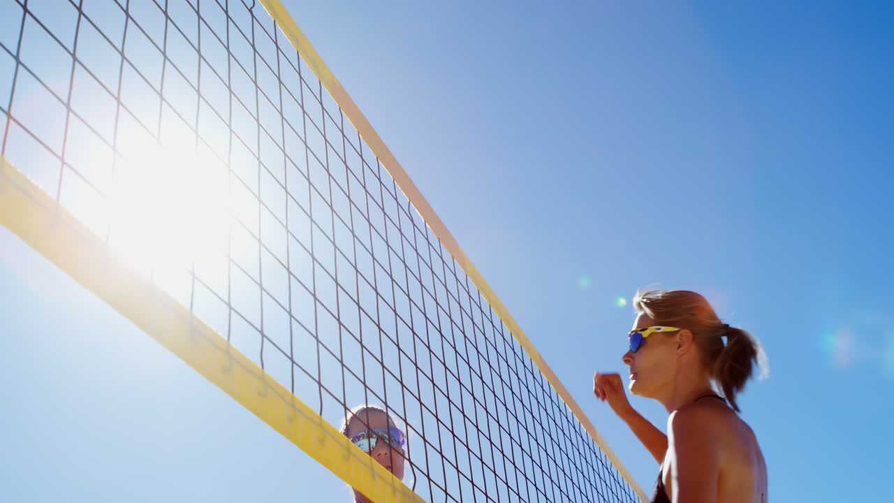 여자 배구 선수 들 이 배구 를 치고 있다 4k