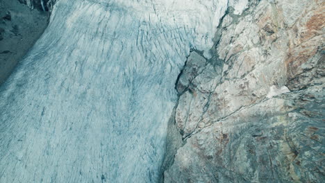 glaciar fellaria en los alpes desde arriba durante la primavera