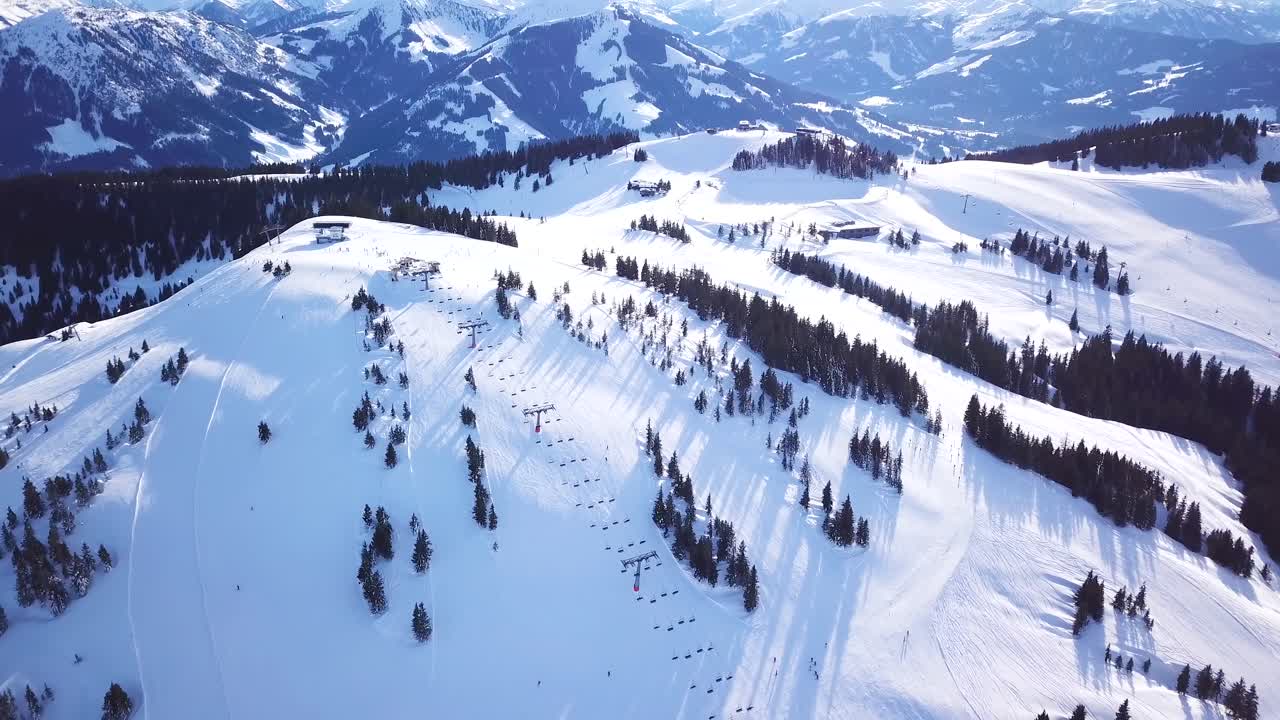 vista superior panorámica desde drones en teleférico en estación de esquí