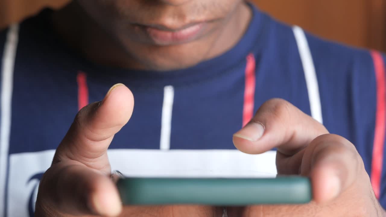 persona que utiliza un teléfono inteligente