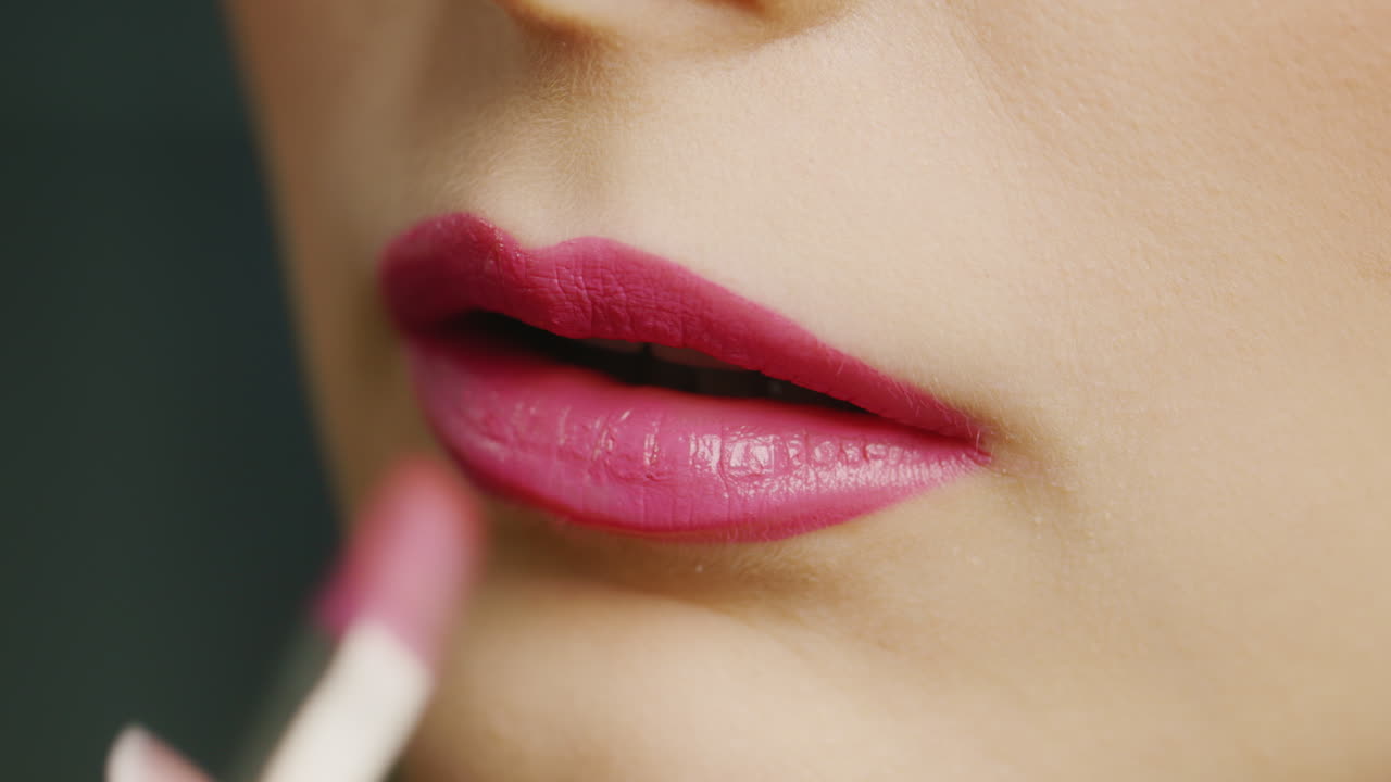 нанесение помады на губы крупным планом