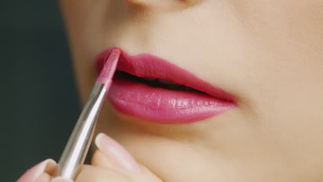 aplicar lápiz labial en los labios primer plano
