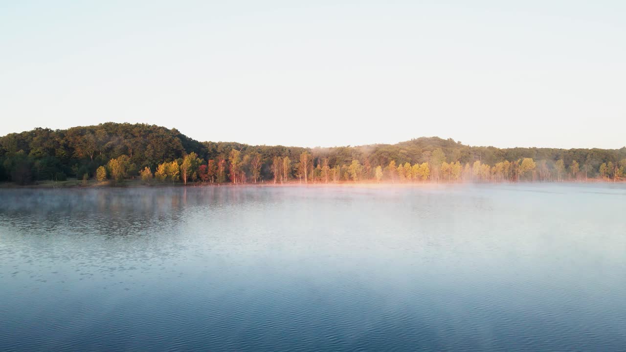 안개 동안처럼 만들어진 사람 위의 역방향 트랙