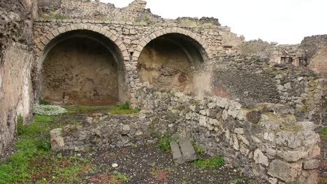 Ruins-of-famous-Pompeii-city,-Italy