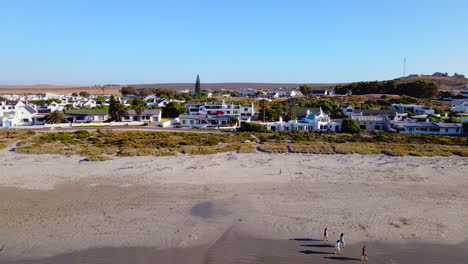 Casas-De-Pescadores-Encaladas-A-Lo-Largo-De-La-Playa-De-Paternoster,-Costa-Oeste