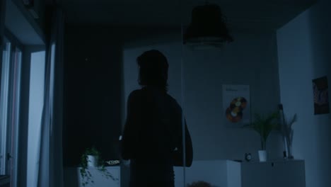 밤에 어두운 침실에서 스마트폰을 사용하는 사람