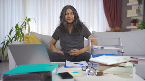 el hombre perezoso come chocolate para sentirse perezoso.