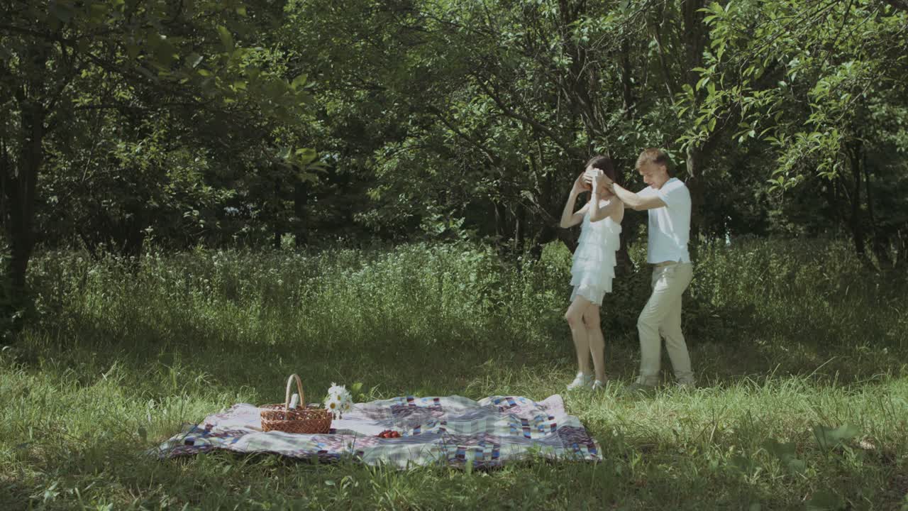 사랑 하는 남자 가 여자 에게 만적 인 놀라움 을 준다