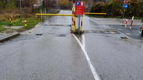 caminando bajo la lluvia hacia la rampa de estacionamiento