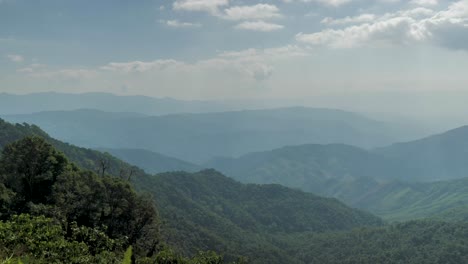 Cumbre-De-La-Montaña-En-Pua,-Tailandia