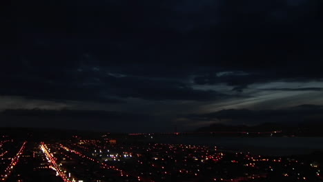 toma panorámica desde un cielo nocturno hasta el área de san francisco