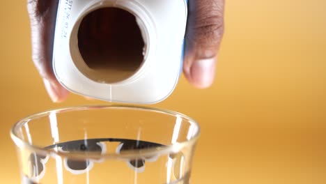 vertiendo leche en un vaso