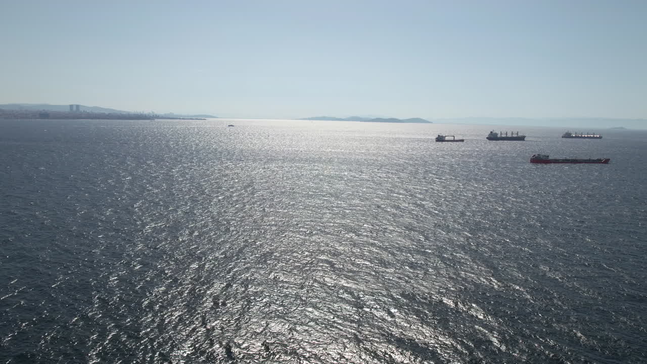 vista aérea de los buques de carga que pasan por el estrecho del bósforo y estambul, turquía, tiro con drones