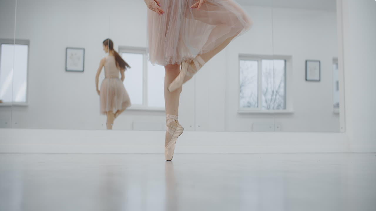 스튜디오 에서 연습 하는 발레 댄서