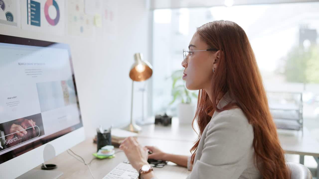 Kvinde arbejder på computer på kontoret