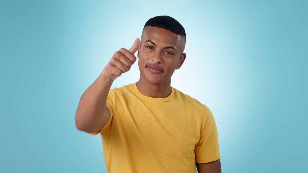 cara, sonrisa y hombre con los pulgares hacia arriba