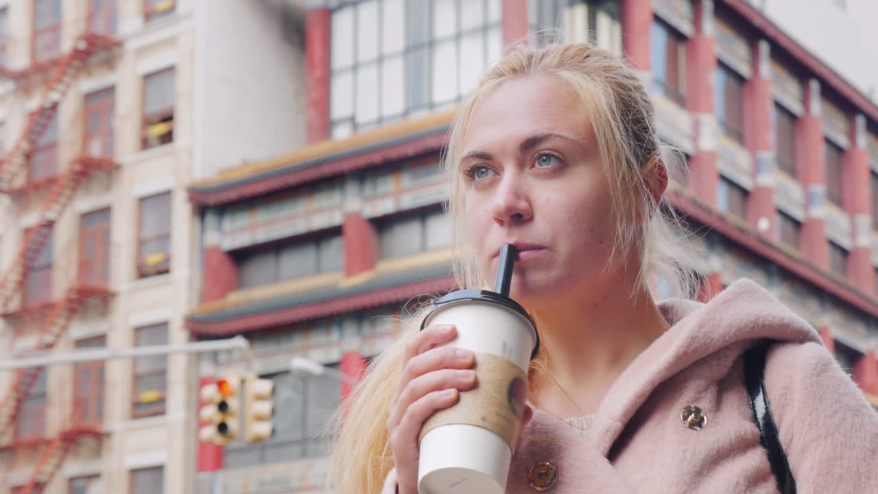 joven turista bebe té de burbujas en chinatown nueva york usa 1