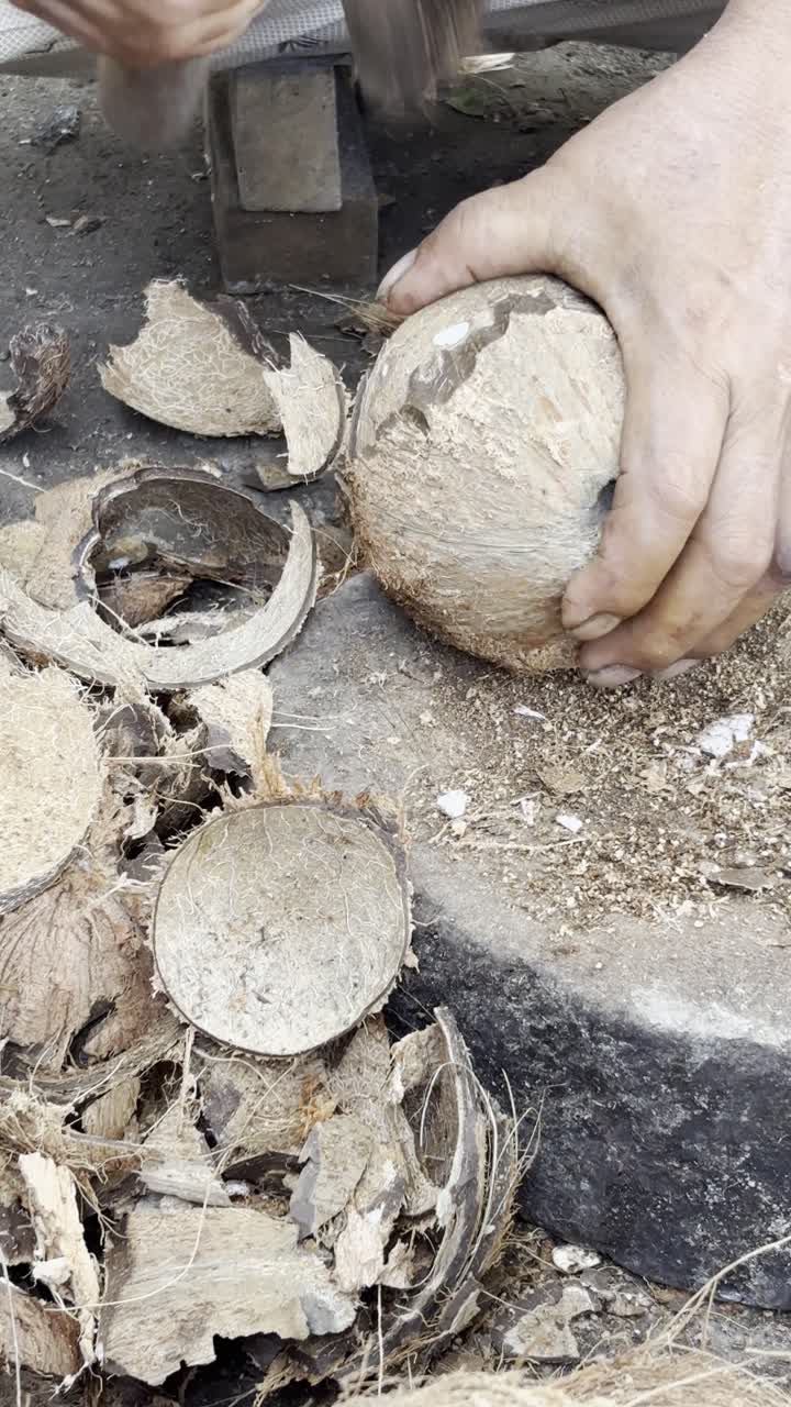 Ruce loupající kokos mačetou