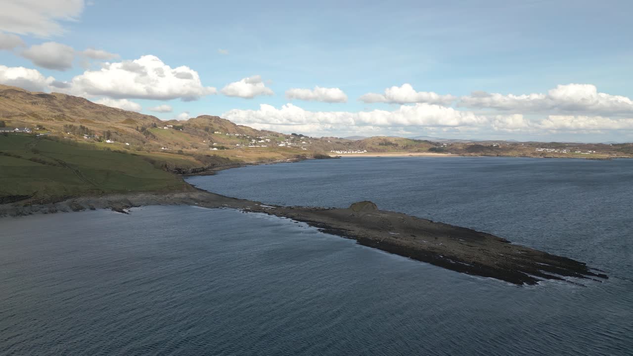 la costa de donegal fue tomada por un dron aéreo de 4k.