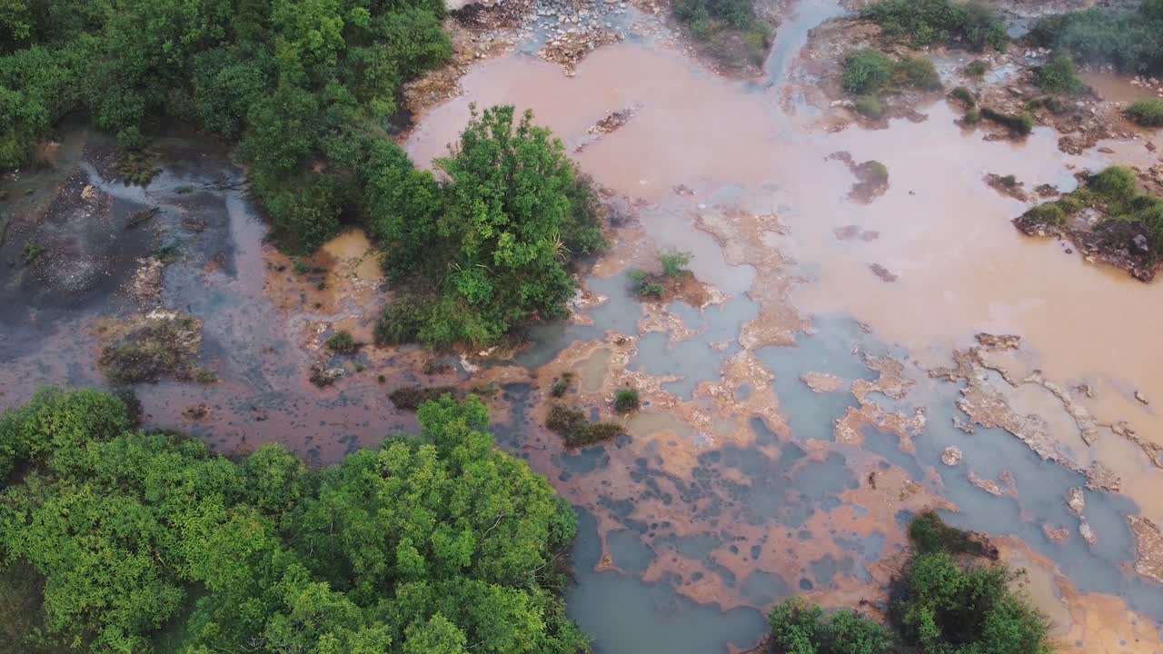 필리핀 마니토 알베이 의 나그 아소 에서  ⁇ 는 호수 위 에 증기가  ⁇ 아오르고 있다