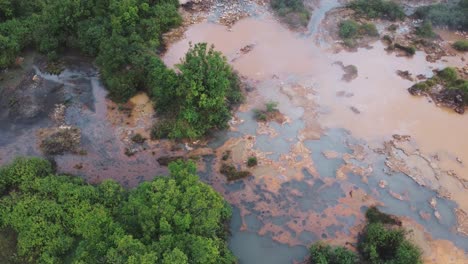 el vapor se eleva sobre el lago hirviendo, nag aso, manito albay, filipinas