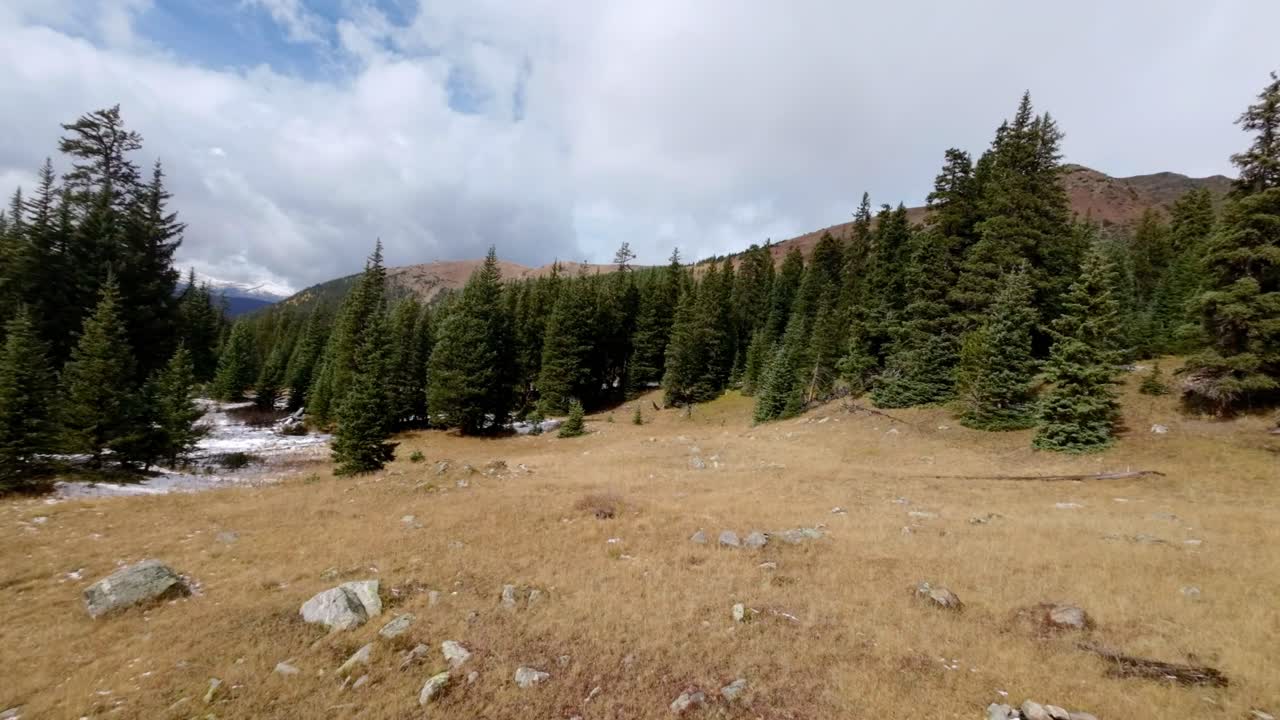 imágenes aéreas en las montañas de colorado durante el invierno