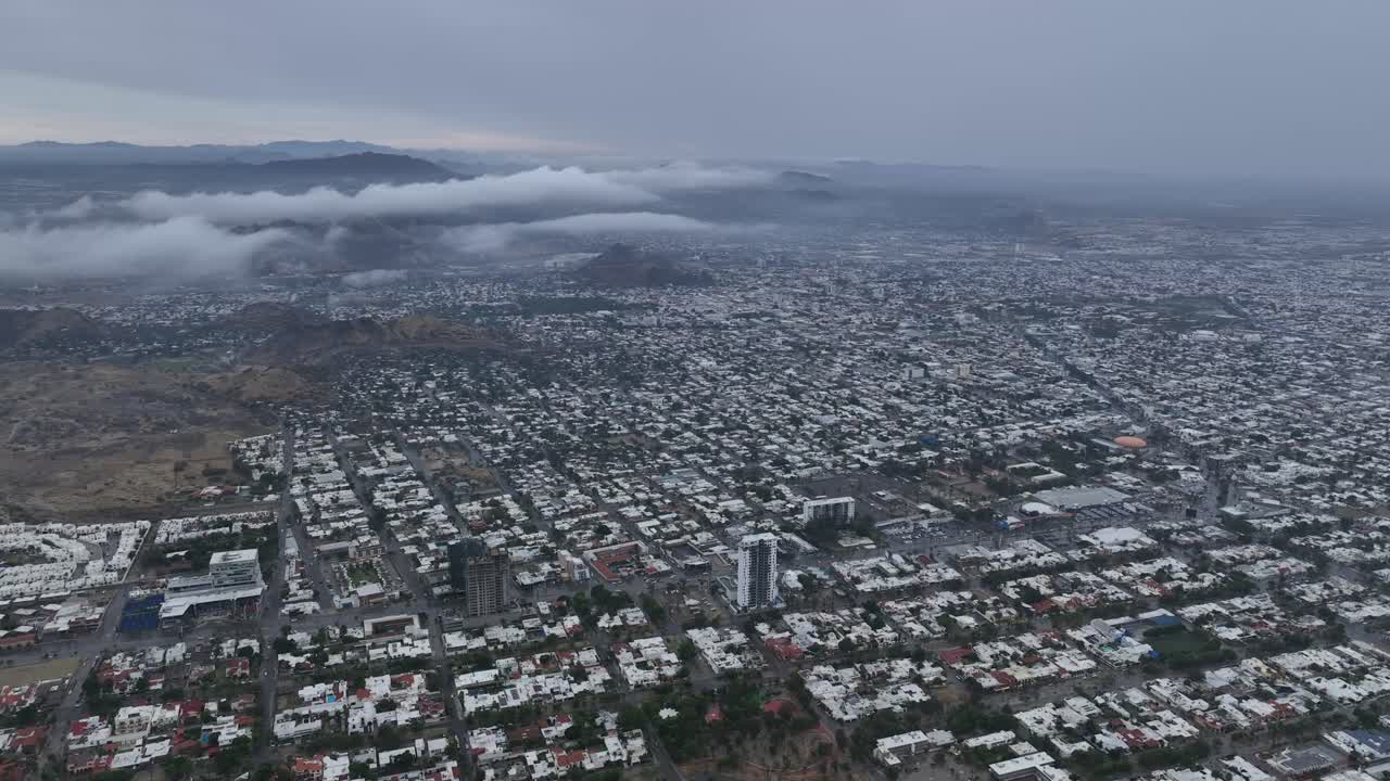 toma aérea de drones de una pequeña ciudad en un ambiente nublado con nubes altas y espesas