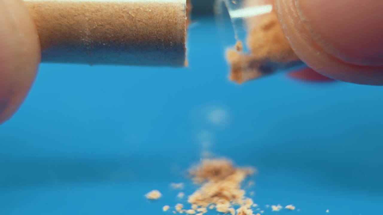 una macro en cámara lenta tomada en un laboratorio de una cápsula médica con polvo, píldoras orgánicas, luz de estudio, 120 fps, video full hd