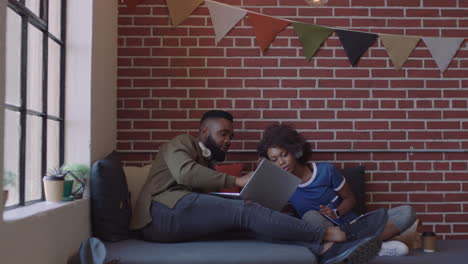 Jóvenes-Estudiantes-De-Negocios-Negros-Estudian-Juntos-Trabajando-En-Un-Proyecto-Creativo-Líder-De-Equipo-Mujer-Compartiendo-Ideas-Con-Un-Amigo-En-Un-Lugar-De-Trabajo-De-Oficina-Moderno