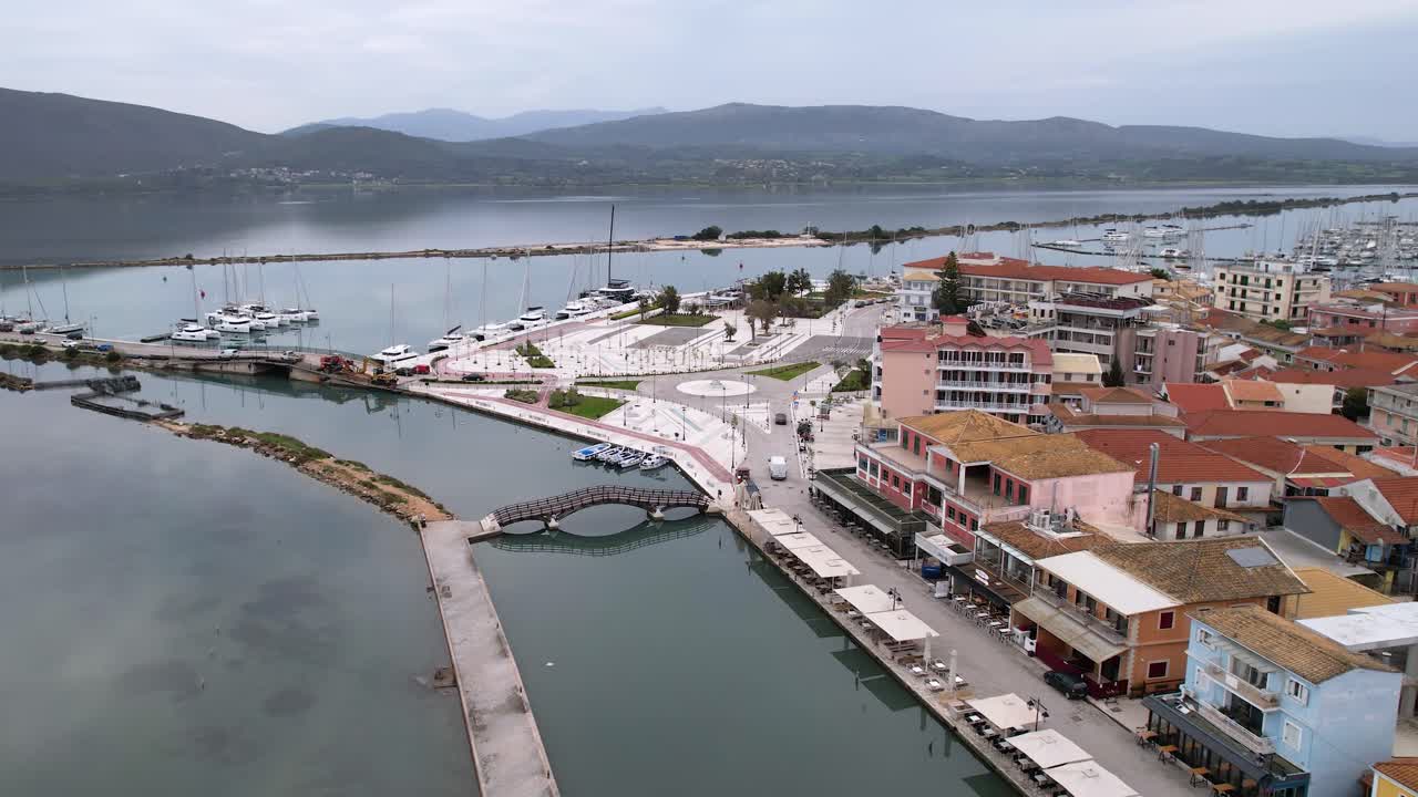 Isola di Lefkada nel Mar Ionio, Grecia. Veduta aerea con drone del centro città e del famoso ponte di legno.