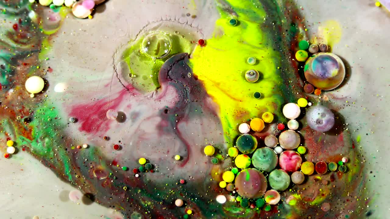 Esplosione e diffusione di inchiostro e pittura artistica in una sfera