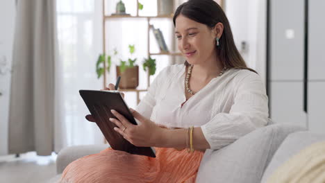 Mujer-En-El-Sofá-Con-Tablet,-Pensando