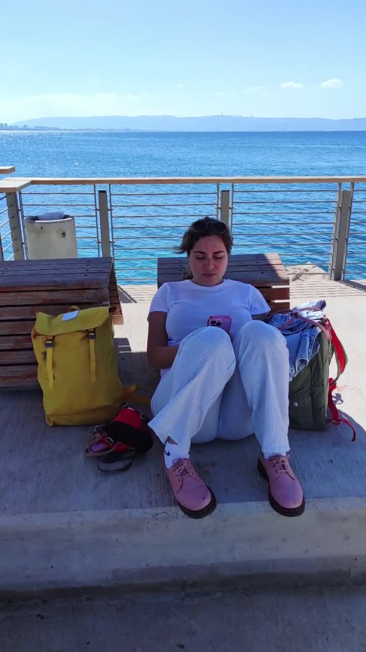 Escursionista donna che controlla il cellulare durante le vacanze estive in Israele