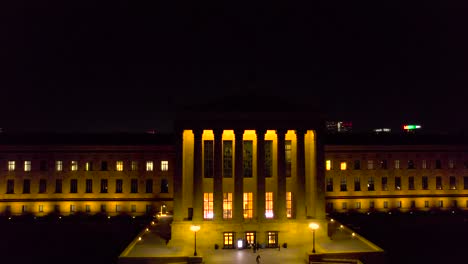 Philadelphia-Art-Museum-Bei-Nacht-–-Drohne-Fliegt-Herüber,-Um-Die-Skyline-Der-Stadt-Zu-Zeigen