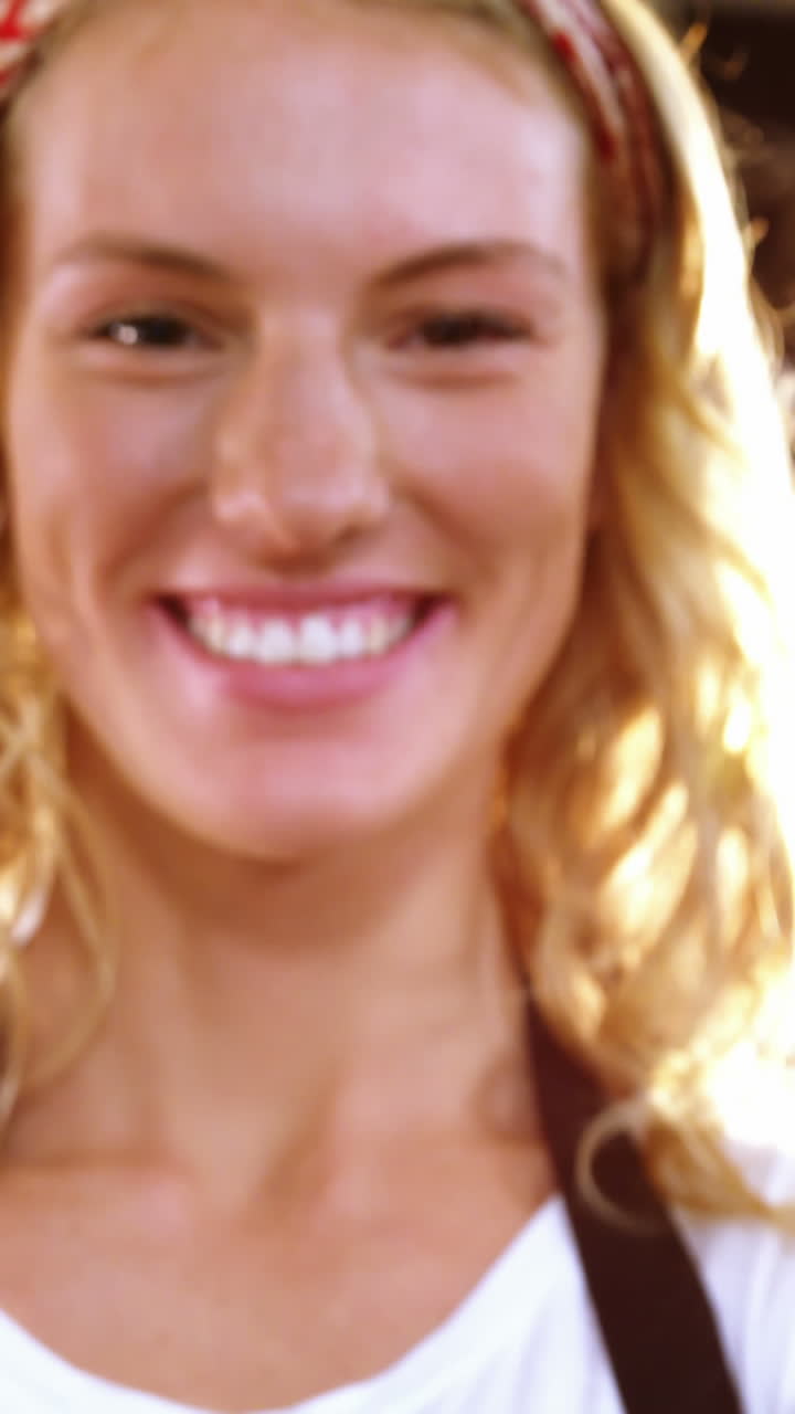 camarera ofreciendo una taza de café