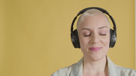 modelo femenino posa con auriculares sobre la oreja 06