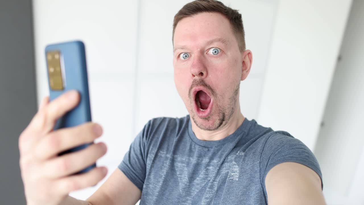 Uomo con il cellulare in mano che gira su se stesso in ufficio video 4K