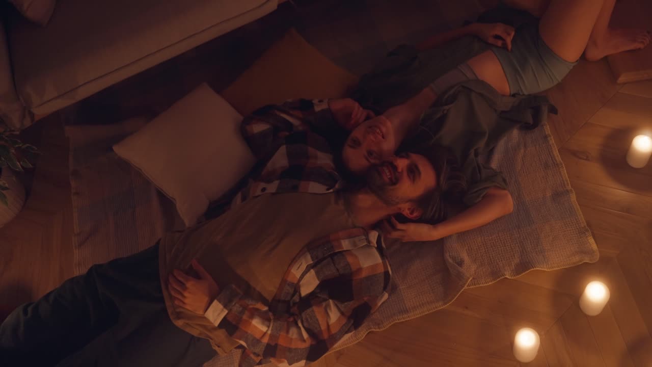 пара отдыхает вместе дома