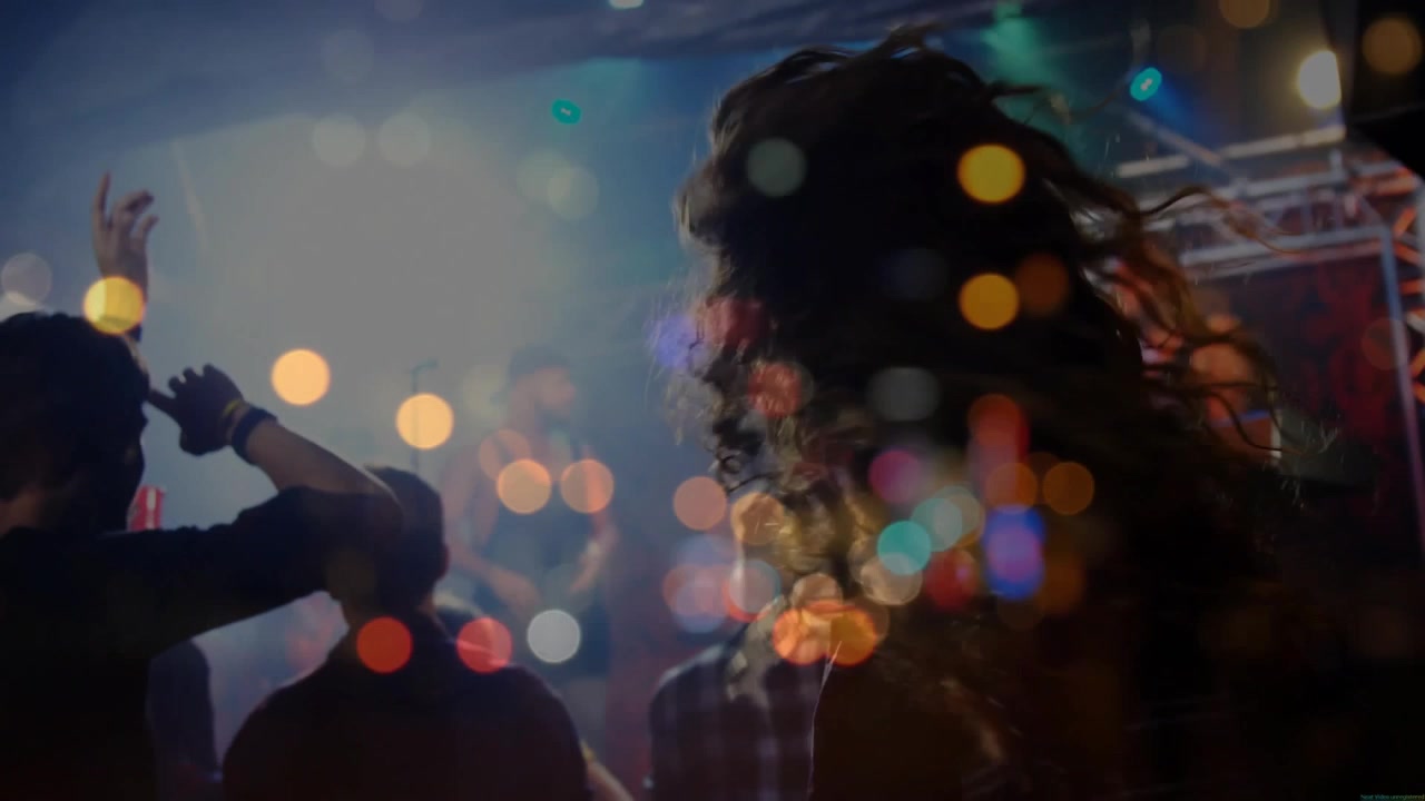Folla che fa headbanging e balla in un locale, con statistiche dell'industria musicale sovrapposte e grafici animati.
