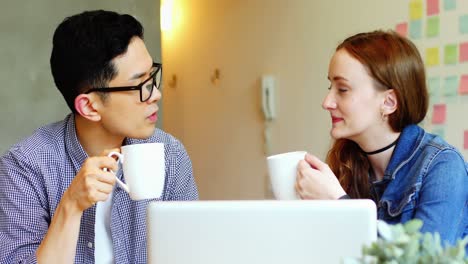 Ejecutivos-De-Negocios-Interactuando-Mientras-Toman-Un-Café