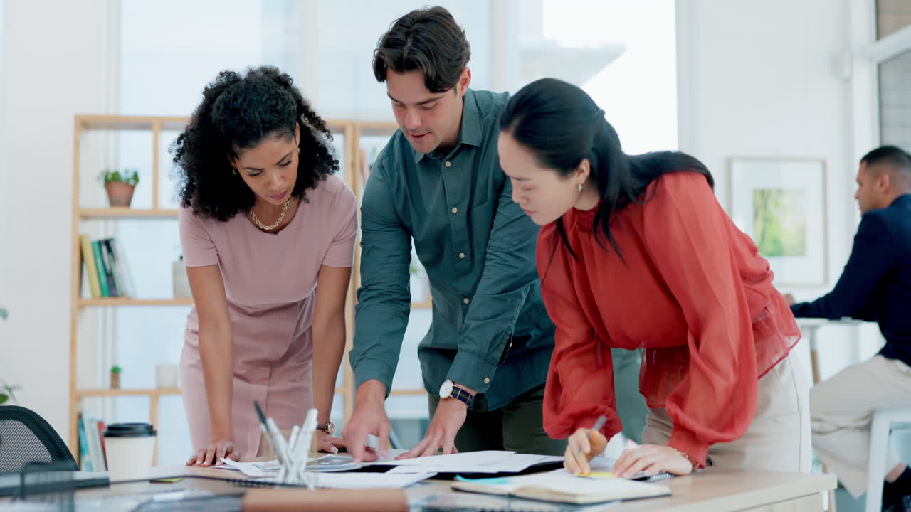 trabajo en equipo, conversación y retroalimentación sobre un proyecto